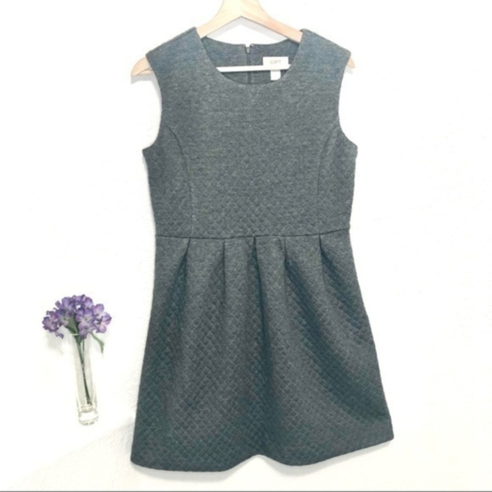 GRAY SLEEVELESS QUILTED LOFT DRESS